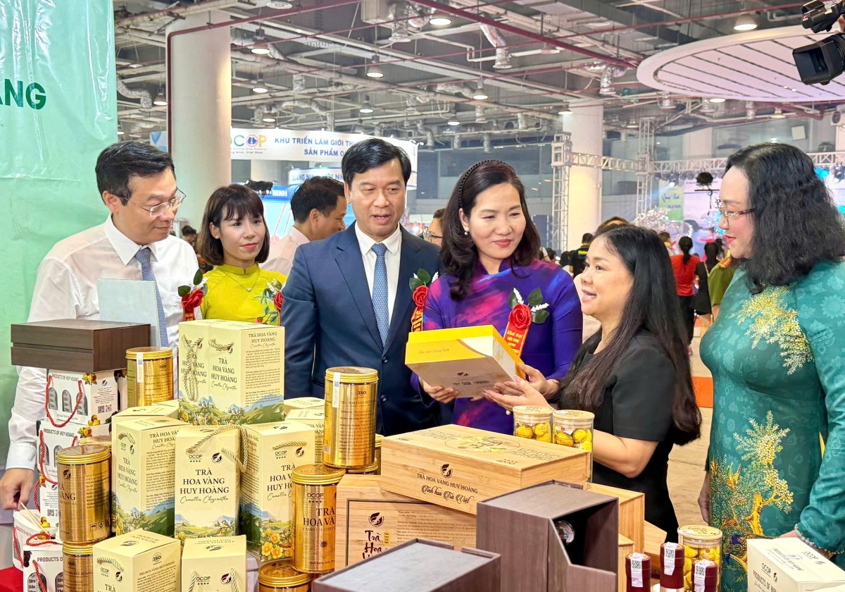 các đồng chí Ngô Minh Hiển, Phó Tổng Giám đốc Đài Tiếng nói Việt Nam; Nguyễn Thị Hạnh, Phó Chủ tịch UBND tỉnh Quảng cùng lãnh đạo các sở, ngành đã trực tiếp đến tham quan gian hàng HTX Huy Hoàng