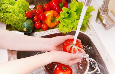 Chuyên gia mách 4 bước rửa rau, củ, quả để loại bỏ vi khuẩn, thuốc trừ sâu và chất kích thích